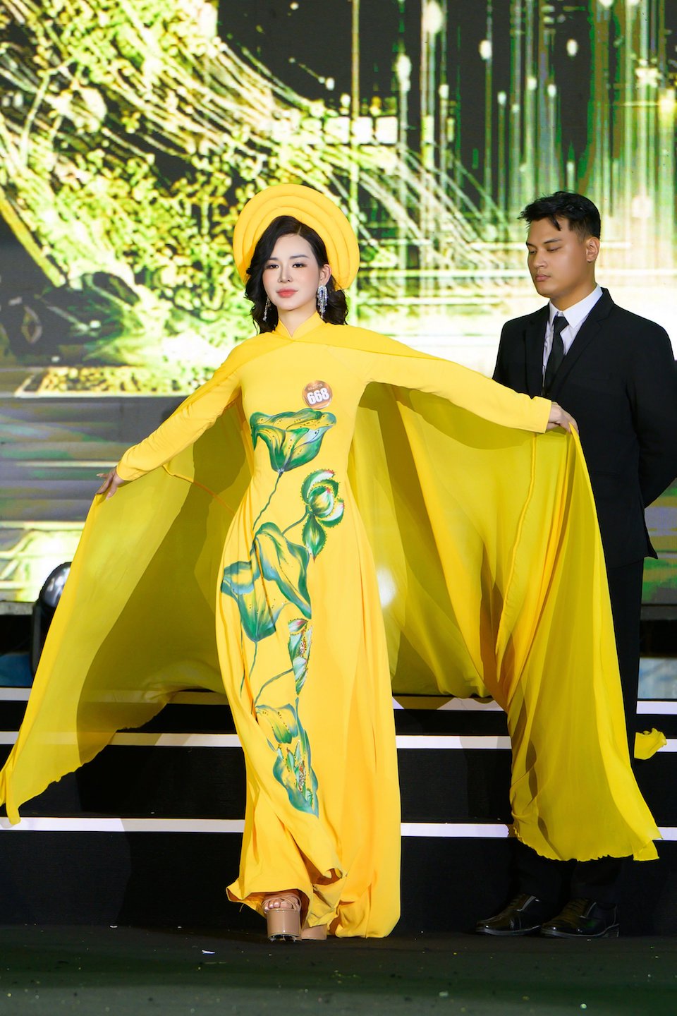 Nữ doanh nhân Trần Thị Ngọc Bích thướt tha, khuê các trong thiết kế áo dài của NTK Tony Phạm tại vòng thi đầu tiên. Ảnh: BTC
