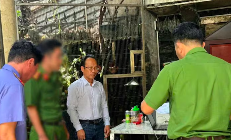 Cơ quan Cảnh sát điều tra tống đạt quyết định khởi tố và lệnh bắt tạm giam đối với Đoàn Lê Ngọc Phi Lân. Ảnh: CACC