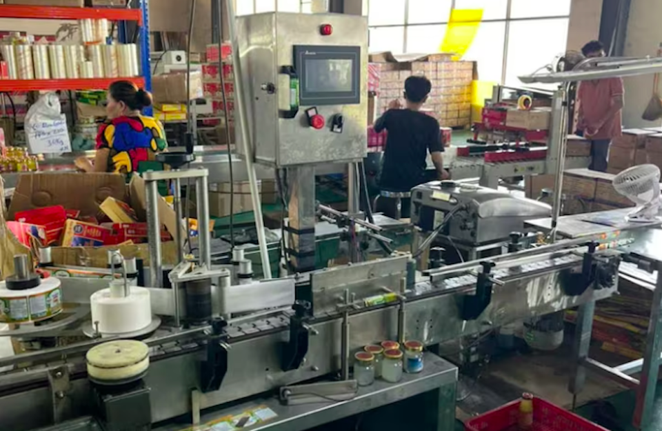 Cận cảnh dây chuyền sản xuất với công suất từ 10.000 đến 15.000 sản phẩm mỗi ngày nhưng hoàn toàn không sử dụng tổ yến tự nhiên. Ảnh: CACC