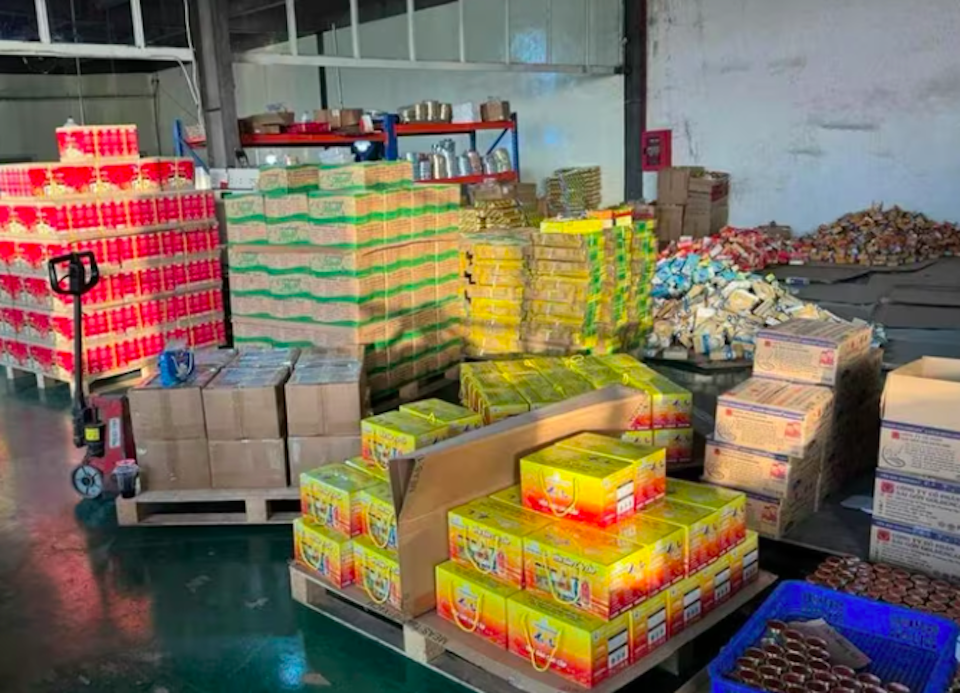 Nhiều thùng nguyên liệu dùng để pha chế nước yến được phát hiện đã hết hạn sử dụng hoặc không rõ nguồn gốc, xuất xứ. Ảnh: CACC
