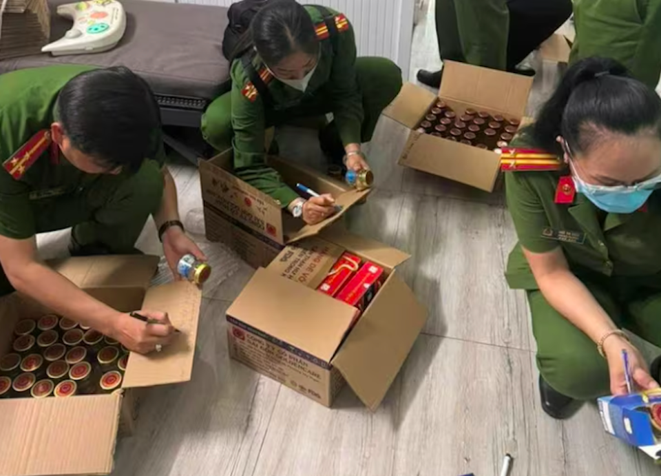 Lực lượng chức năng kiểm kê và niêm phong hơn 360.000 sản phẩm nước yến, tổ yến chưng sẵn giả. Ảnh: CACC