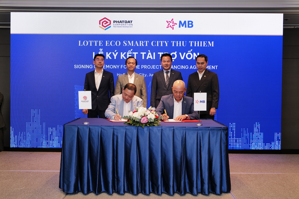 Ông Nguyễn Văn Đạt – Chủ tịch HĐQT Công ty Cổ phần Phát triển Bất động sản Phát Đạt và ông Lê Hòa Thuận — Giám đốc MB Bank – Chi nhánh Sài Gòn ký kết hợp đồng tài trợ vốn. Ảnh: Phát Đạt