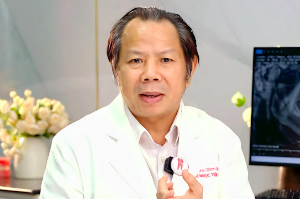 Chân dung ông Hồ Ngọc Tiên Trung, người bị cáo buộc chỉ đạo thuộc cấp tráo đổi phôi răng sứ giá rẻ để lừa dối khách hàng. Ảnh chụp màn hình