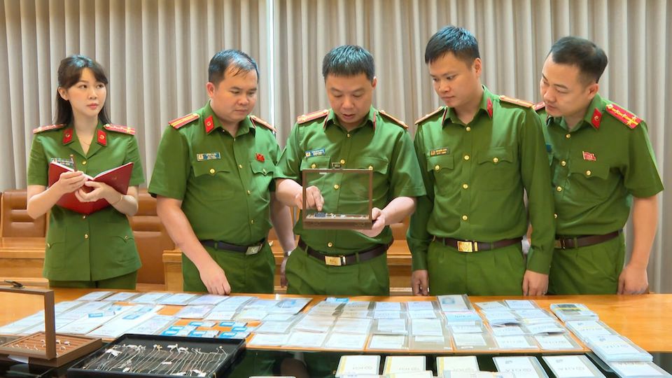 Ban chuyên án kiểm tra tang vật liên quan. Ảnh: Công an Thanh Hoá
