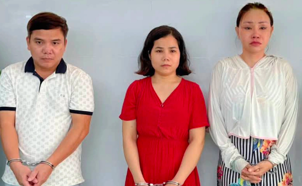 Ba bị can Lưu Thế Quỳnh, Nguyễn Thị Bích Thuận và Lê Trần Thảo tại cơ quan điều tra. Ảnh: Công an TP.HCM