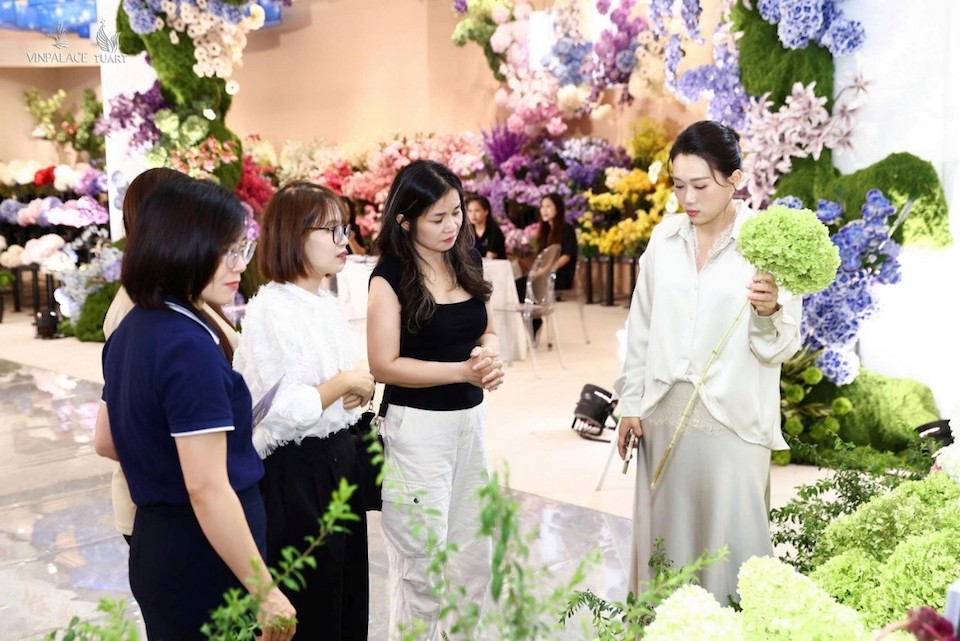 Hàng nghìn lượt khách đổ về