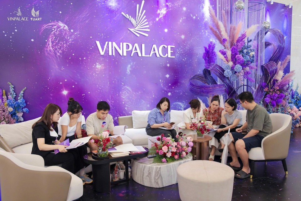 Hàng nghìn lượt khách đổ về
