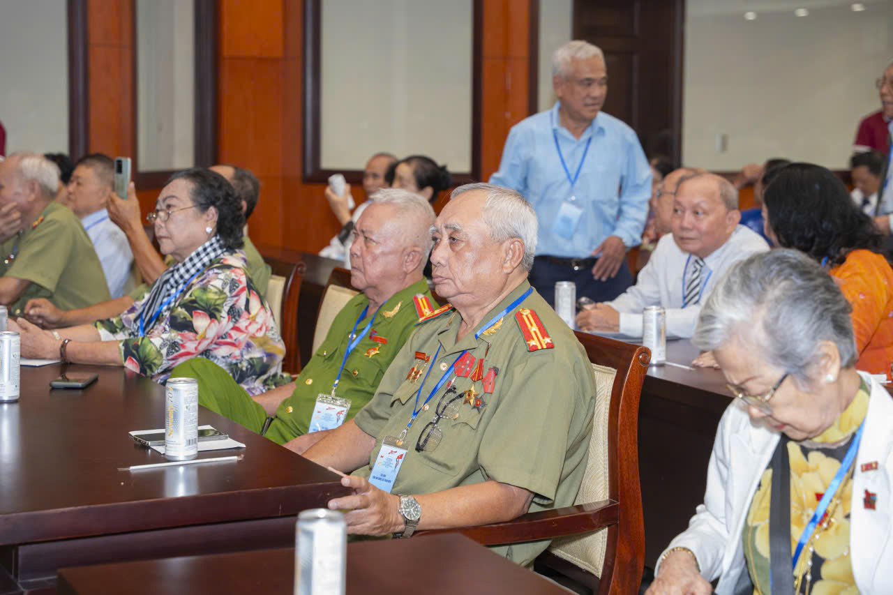 Hình ảnh các đoàn viên thanh niên khi xưa ở chiến khu giờ đã là những người ở tuổi U80, U90 tề tựu tại buổi lễ. Ảnh: BTC