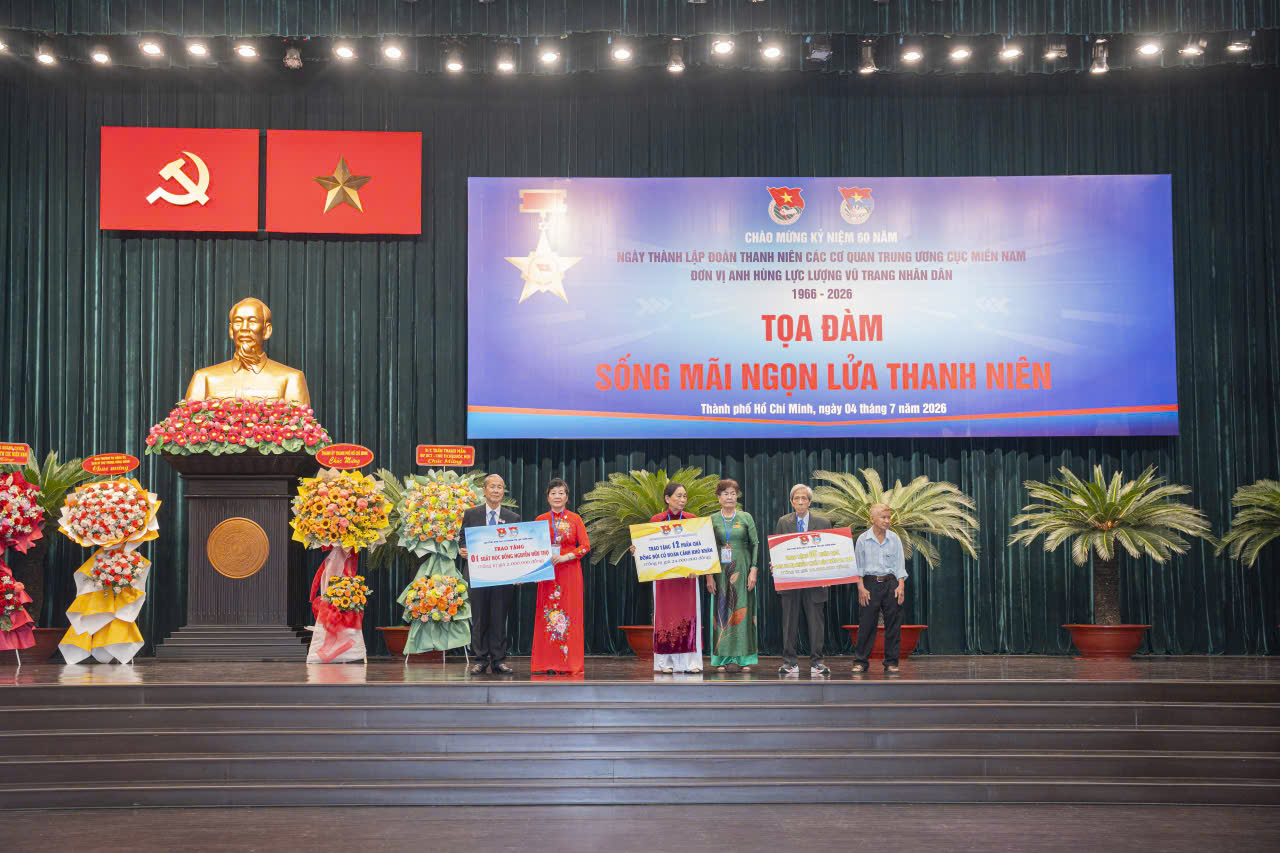 Trong dịp này, Ban Chủ nhiệm Câu lạc bộ Truyền thống kháng chiến Đoàn Thanh niên các cơ quan Trung ương Cục miền Nam còn trao tặng những phần quà tình nghĩa đến những đồng đội năm xưa; những suất học bổng đến con em các cựu cán bộ Đoàn Thanh niên bị ảnh hưởng chất độc da cam và có hoàn cảnh khó khăn. Ảnh: BTC