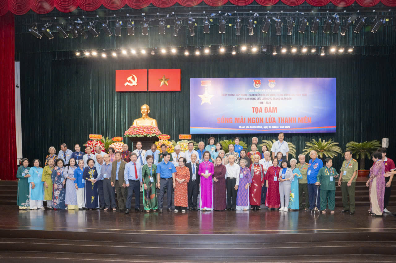 Các cựu cán bộ, đoàn viên Đoàn Thanh niên các cơ quan Trung ương Cục miền Nam cùng đại biểu, cán bộ Đoàn và thanh niên chụp ảnh lưu niệm tại chương trình. Ảnh: BTC