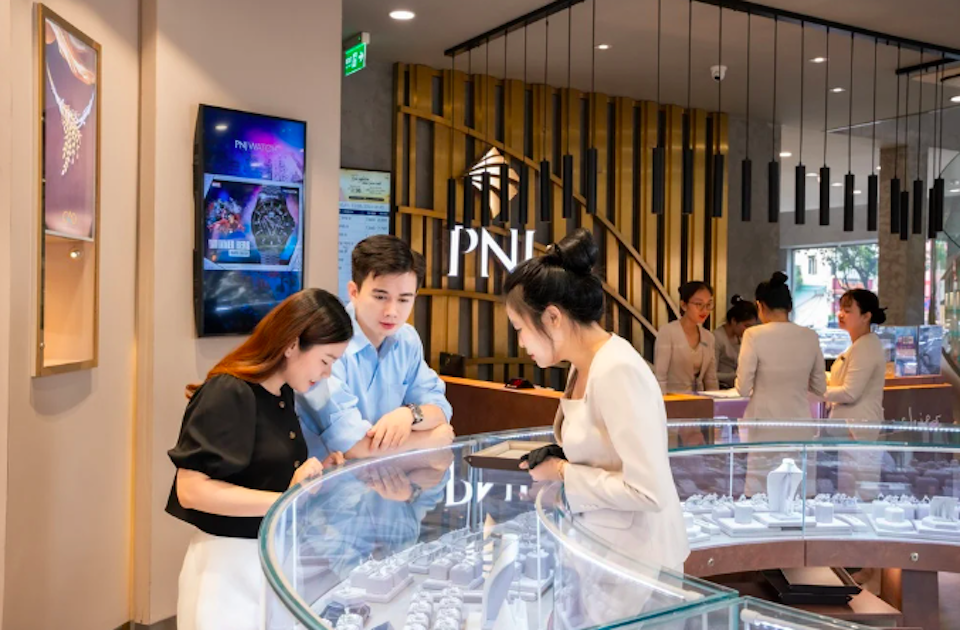 Nhân viên PNJ vẫn túc trực phục vụ khách hàng tại các quầy trang sức, duy trì hoạt động mua bán bình thường giữa tâm bão khủng hoảng. Ảnh minh hoạ (nguồn PNJ)