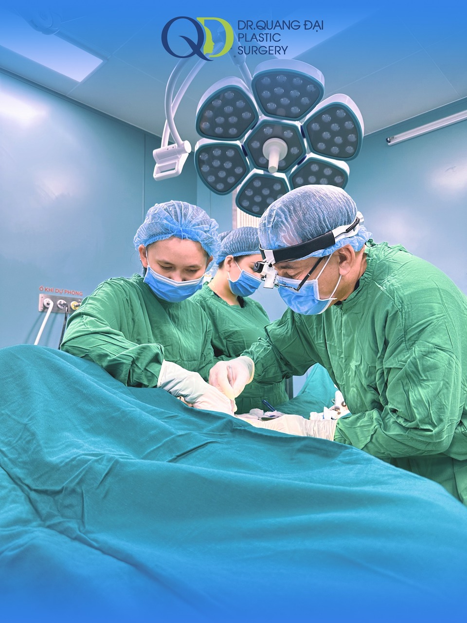 Luôn đặt y đức và trách nhiệm lên hàng đầu, bác sĩ Trịnh Quang Đại coi mỗi ca phẫu thuật là một sứ mệnh tái sinh nhan sắc và niềm tin cho phái đẹp