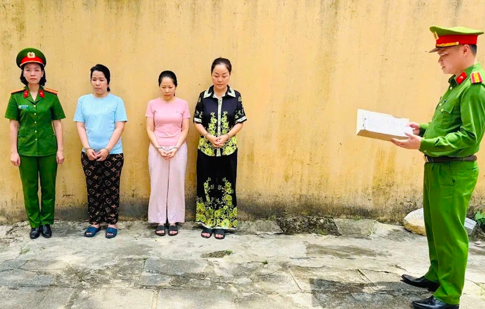 Các bị can vừa bị khởi tố trong đợt mở rộng chuyên án (từ trái sang): Trần Tiễn Như Nghi (nhân viên kiểm định PNJ-LAB, mặc áo xanh), Nguyễn Thị Liên (chủ tiệm vàng Ngọc Tâm, mặc áo hồng) và Hoàng Thị Thanh Nga (chủ tiệm vàng Ngọc Châu Âu, mặc áo đen hoa vàng). Ảnh: CACC