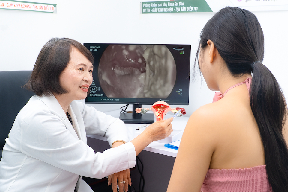 Bác sĩ Trần Thị Kim Phượng đang thực hiện quy trình thăm khám 1:1, đảm bảo sự riêng tư và thoải mái nhất cho người bệnh.