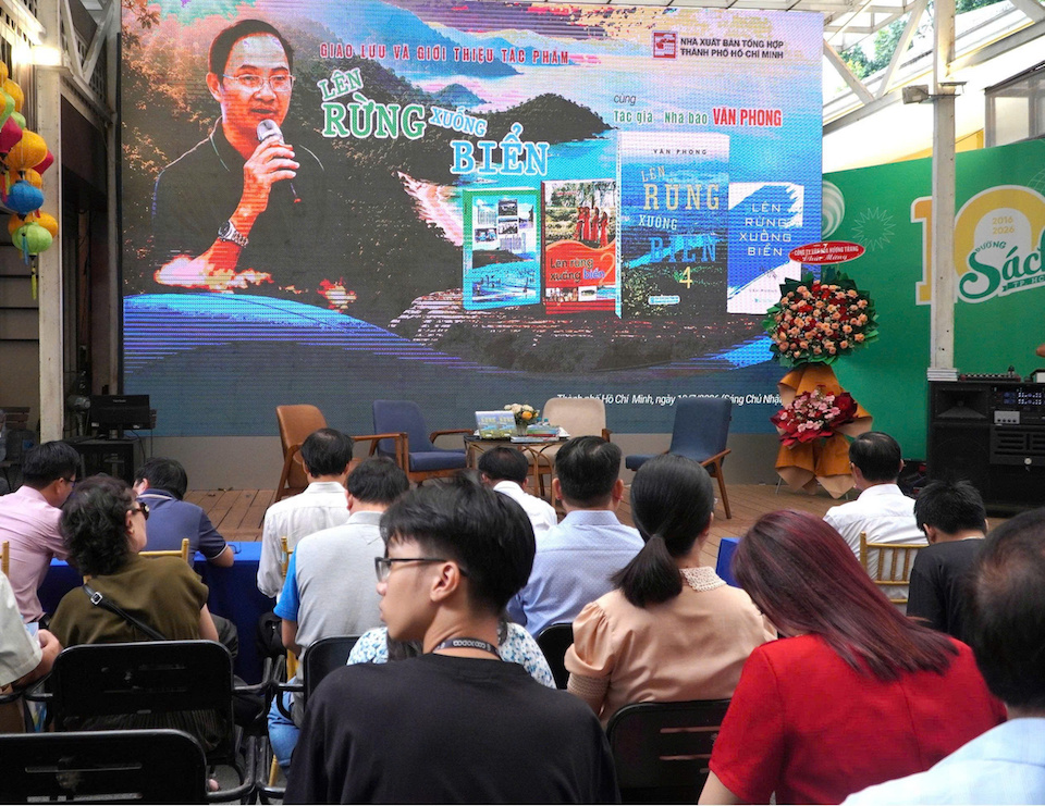 Toàn cảnh buổi giao lưu ra mắt tập ký sự “Lên rừng xuống biển 4” của nhà báo Văn Phong diễn ra tại sân khấu chính Đường Sách TP.HCM vào sáng ngày 19/7/2026
