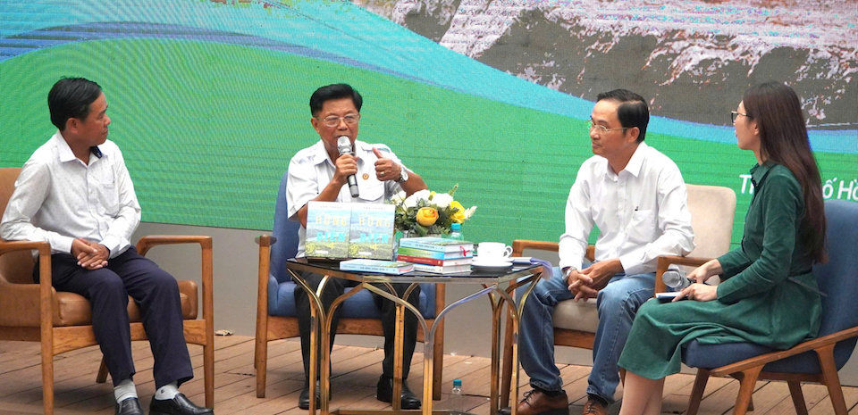 Nhà báo Văn Phong (thứ hai từ phải sang) và các khách mời cùng ôn lại chặng hành trình dấn thân qua 4 ấn phẩm “Lên rừng xuống biển”
