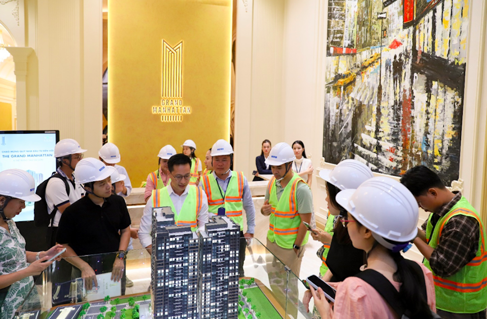 Khách hàng, Chuyên gia phân tích, Đại diện Quỹ đầu tư và Cộng đồng Tài chính tham quan dự án và không gian căn hộ mẫu The Grand Manhattan