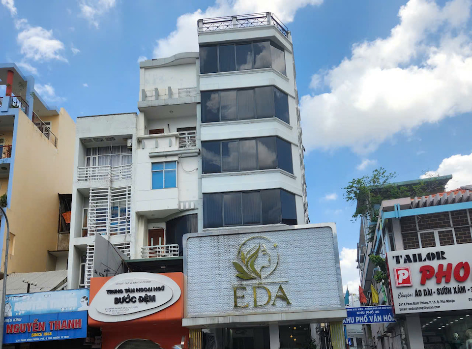 Cơ sở tại số 237 Phan Đình Phùng (phường Cầu Kiệu, TP.HCM) treo biển 