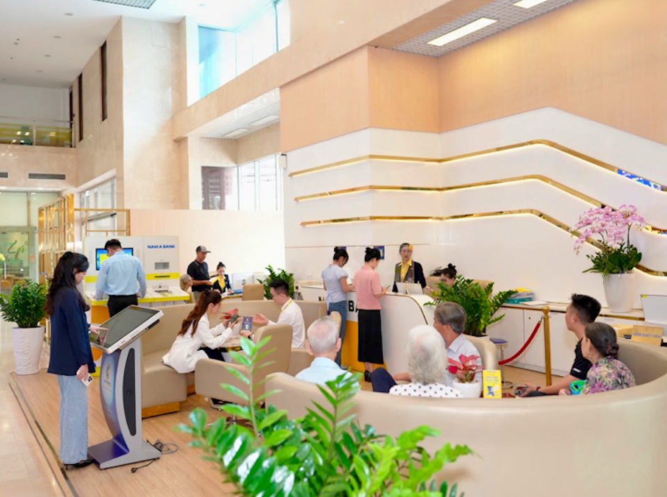 Khách hàng giao dịch tại Nam A Bank.