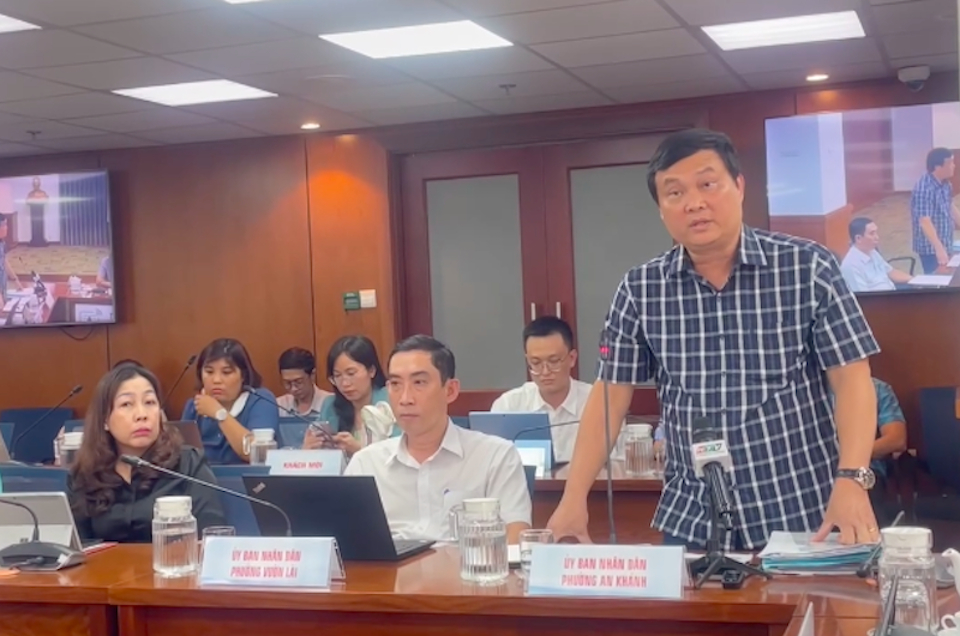 Ông Bùi Văn Biên, Trưởng phòng Kinh tế - Hạ tầng và Đô thị phường An Khánh, thông tin về phương án đề xuất người dân hiến đất mở đường tại buổi họp báo chiều 30/7. Ảnh: Tiểu Thúy