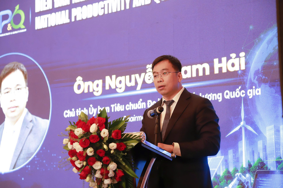 Ông Nguyễn Nam Hải, Chủ tịch Ủy ban Tiêu chuẩn Đo lường Chất lượng Quốc gia, đang trình bày về việc lấy năng suất và chất lượng làm thước đo hiệu quả cho các chính sách phát triển. Ảnh: BTC
