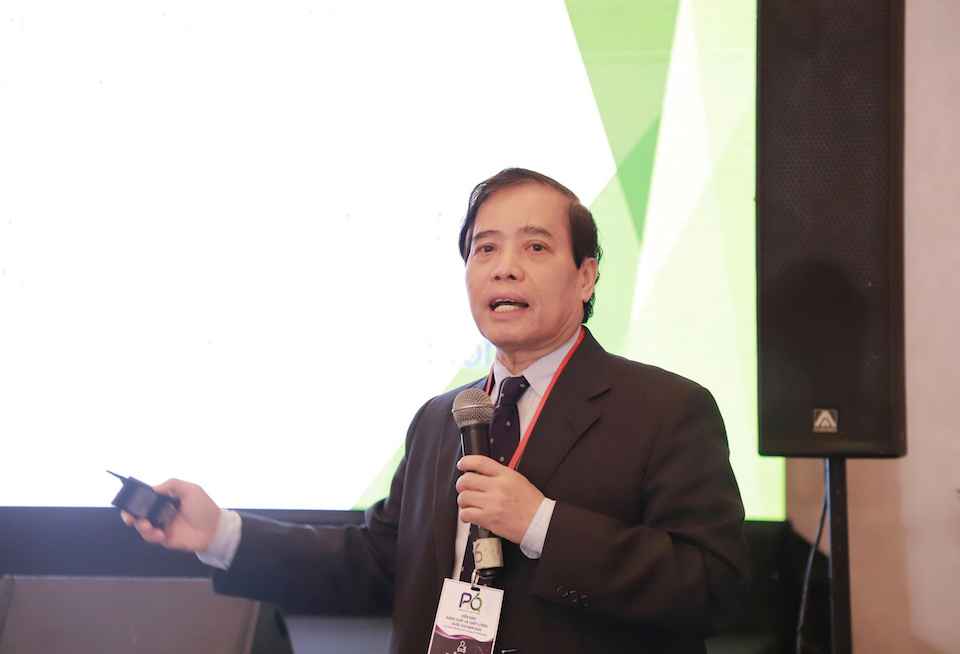 GS. TS Vũ Minh Khương từ Đại học Quốc gia Singapore đang phân tích về các xu thế toàn cầu định hình chính sách khoa học, công nghệ và đổi mới sáng tạo trong kỷ nguyên mới. Ảnh: BTC
