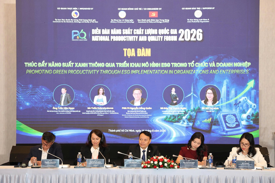 Các diễn giả trao đổi về vai trò then chốt của kinh tế tuần hoàn và ứng dụng khoa học công nghệ trong việc nâng cao năng suất xanh và sức cạnh tranh bền vững. Ảnh: BTC