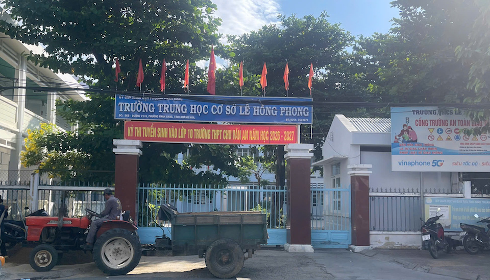 Trường THCS Lê Hồng Phong (phường Phan Rang, tỉnh Khánh Hòa) – Trụ sở đơn vị sự nghiệp công lập xảy ra vụ tranh chấp nhân sự kéo dài liên quan đến quy trình bổ nhiệm lại chức danh Phó Hiệu trưởng đối với bà Lê Thị Thanh Mai. Ảnh: Tiểu Thuý
