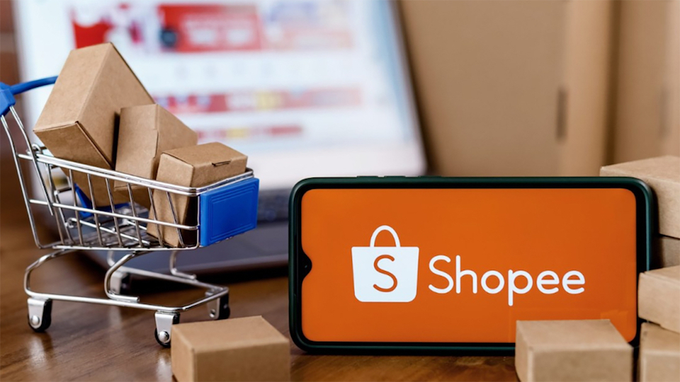 Shopee là một trong những sàn thương mại điển tử lớn bị Cục An toàn thực phẩm yêu cầu khẩn trương rà soát, gỡ bỏ 11 dòng thực phẩm chức năng giả mạo giấy phép. Ảnh minh hoạ