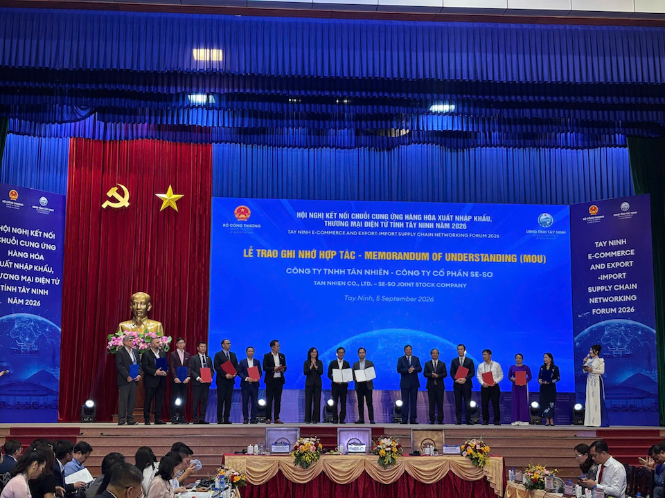 Các đại biểu chứng kiến nghi thức trao 11 bản ghi nhớ và hợp đồng hợp tác chiến lược giữa các cơ quan, hiệp hội, doanh nghiệp Việt Nam với các đối tác quốc tế tại hội nghị ngày 5/9. Ảnh: Minh Hà