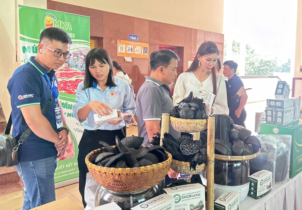 Các sản phẩm nông nghiệp chế biến sâu và vật liệu sinh học từ phụ phẩm được trưng bày bên lề cuộc thi. Ảnh: BTC