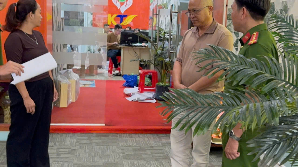 Bị can Đỗ Xuân Nam (đeo kính) làm việc với Cơ quan Cảnh sát điều tra Công an tỉnh Đắk Lắk. Ảnh: CACC