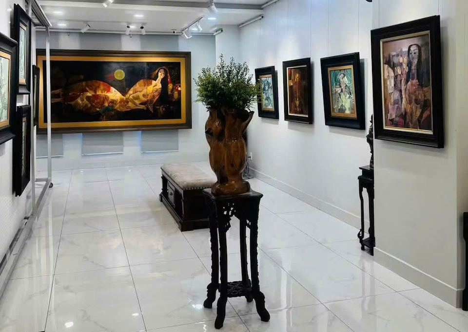 Không gian trưng bày tại Bình Minh Art Gallery, điểm xuyết ở mảng tường chính là bức tranh sơn mài khổ lớn khắc họa thiếu nữ nằm dưới ánh trăng mộng ảo