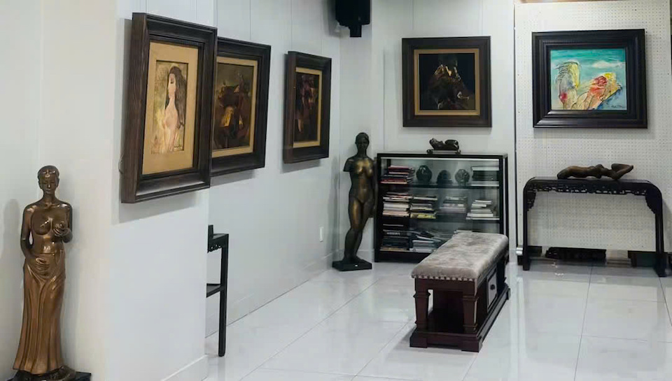 Khu vực trưng bày kết hợp giữa hội họa và các tác phẩm điêu khắc bằng đồng, tạo điểm nhấn đa dạng cho không gian nghệ thuật