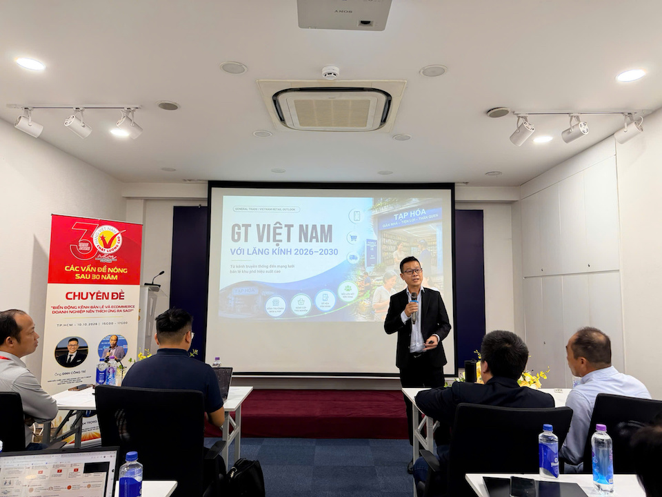 Theo ông Đinh Công Trí - Giám đốc Chiến lược kinh doanh cấp cao TT Group, việc chuẩn hóa trưng bày và ứng dụng công nghệ giúp các tiệm bách hóa truyền thống giữ chân khách hàng và nâng cao năng lực cạnh tranh. Ảnh: Minh Hà