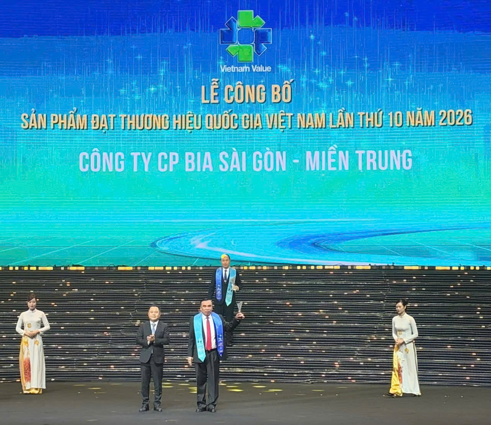 Ông Võ Thành Điền - Phó Tổng giám đốc Công ty CP Bia Sài Gòn - Miền Trung nhận biểu trưng Thương hiệu quốc gia Việt Nam 2026 cho thương hiệu Bia Qui Nhơn