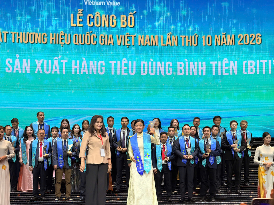 Bà Vưu Lệ Quyên – Tổng Giám đốc Công ty Biti's đại diện doanh nghiệp nhận biểu trưng Thương hiệu Quốc gia Việt Nam năm 2026