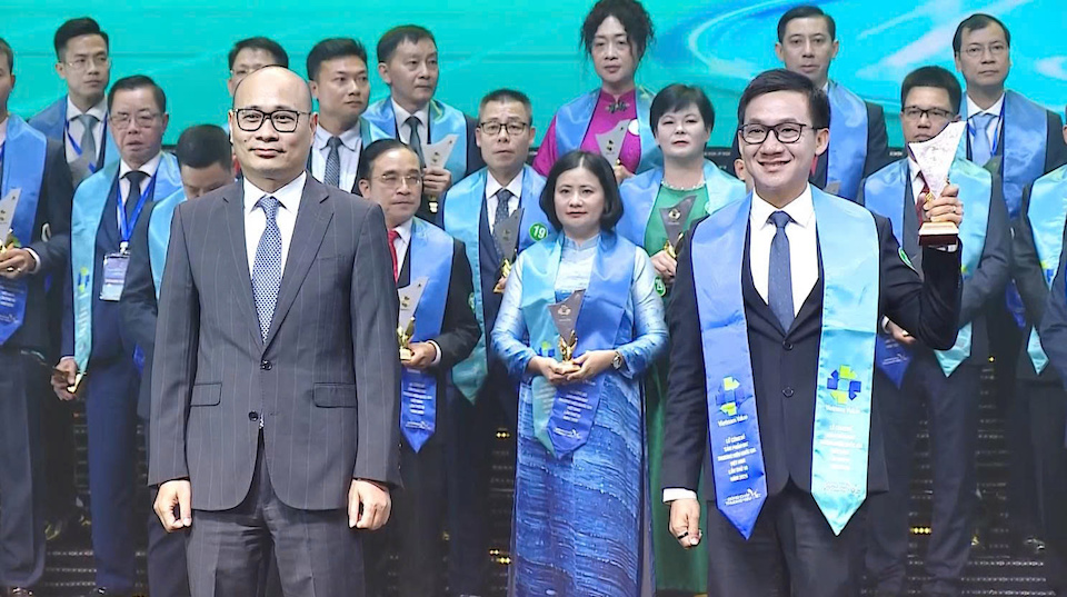 Ông Đặng Khánh Duy - Giám đốc Công ty TNHH Tân Nhiên đón nhận biểu trưng vinh danh sản phẩm đạt Thương hiệu quốc gia Việt Nam năm 2026