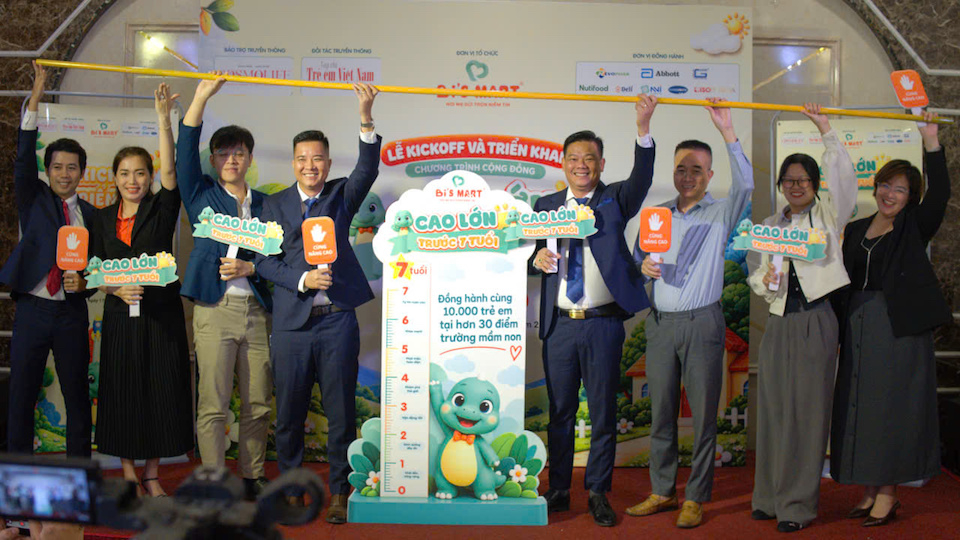 Các đại biểu cùng Ban tổ chức thực hiện nghi thức chính thức phát động chương trình cộng đồng “Cao lớn trước 7 tuổi” giai đoạn 2026–2027 tại TP. Cần Thơ. Ảnh: BTC
