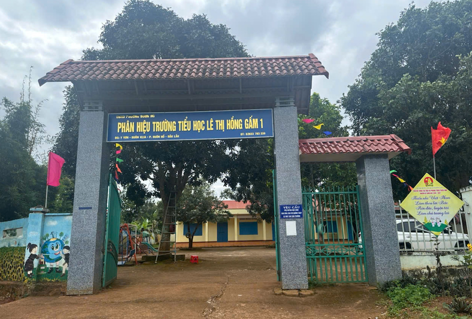 Phân hiệu Trường Tiểu học Lê Thị Hồng Gấm 1 (phường Buôn Hồ, Đắk Lắk) là một trong những cơ sở giáo dục nằm trong đợt rà soát sắp xếp lại mạng lưới trường học trên địa bàn (sáp nhập từ Trường Tiểu học Lê Thị Hồng Gấm, Trường Tiểu học Nguyễn Trãi và Trường Tiểu học Y Ngông). Ảnh: NDCC