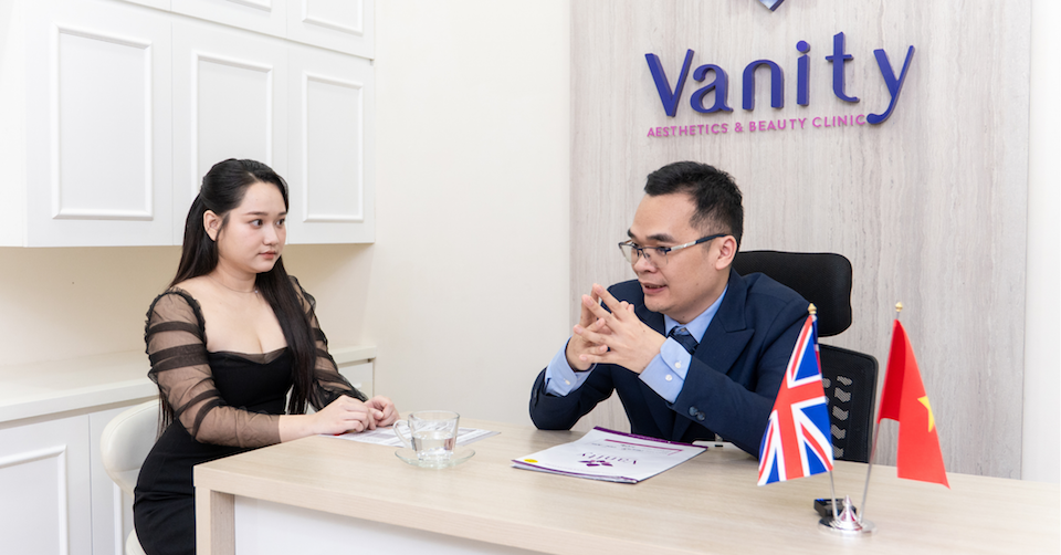Diễn viên Trúc Anh trong một buổi thăm khám cùng ThS.BS. Huỳnh Ngọc Hưng