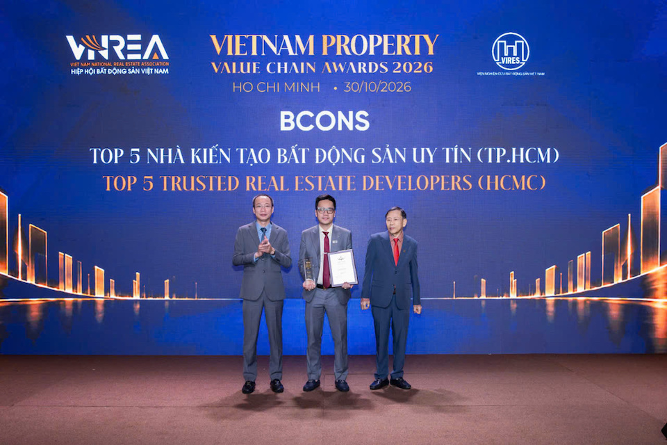 Đại diện Tập đoàn Bcons nhận cúp và chứng nhận vinh danh