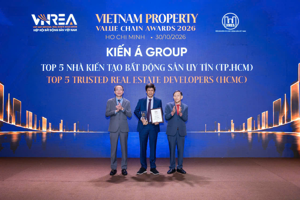 Đại diện Kiến Á Group đón nhận danh hiệu