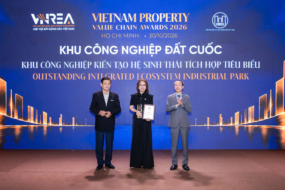 Đại diện Khu công nghiệp Đất Cuốc (KSB) nhận giải thưởng