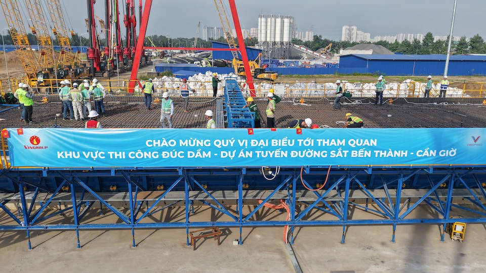 Công nhân thi công tại bãi đúc dầm bê tông dự ứng lực đúc sẵn của dự án