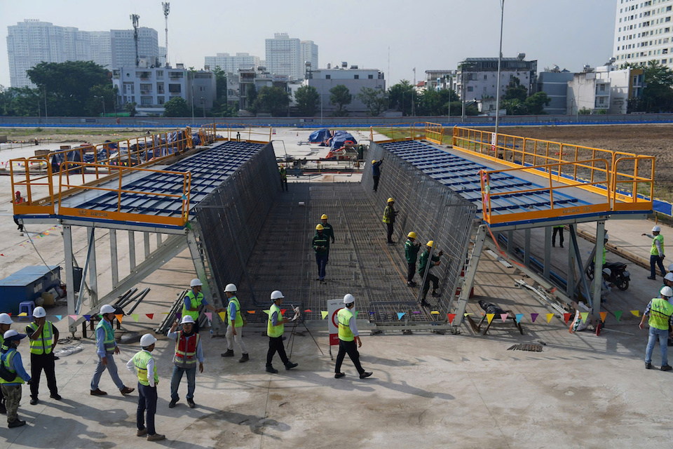 Lực lượng kỹ sư, công nhân tập trung thi công kết cấu hầm hở và đan lưới thép gia cường