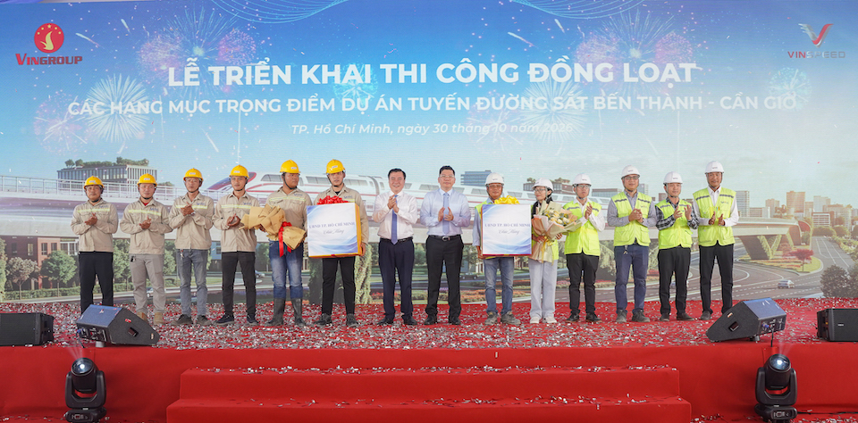Trong khuôn khổ sự kiện, đại diện lãnh đạo TP.HCM tặng hoa và quà động viên các lực lượng thi công tại buổi lễ
