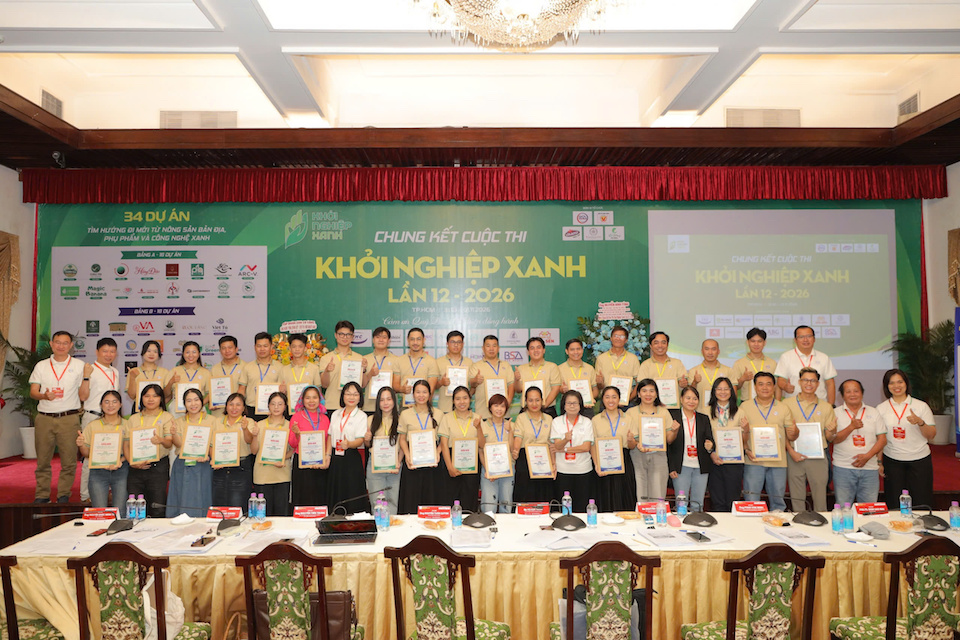 Ban tổ chức, Hội đồng giám khảo cùng đại diện 34 dự án khởi nghiệp chụp ảnh lưu niệm tại lễ khai mạc vòng chung kết Cuộc thi Khởi nghiệp Xanh 2026 tại Hội trường Thống Nhất (TP.HCM)