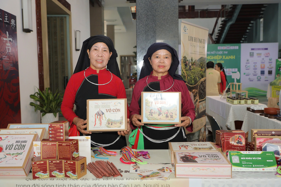 Gian hàng giới thiệu các mô hình khởi nghiệp xanh và sản vật đặc trưng của đồng bào dân tộc thiểu số tại vòng chung kết