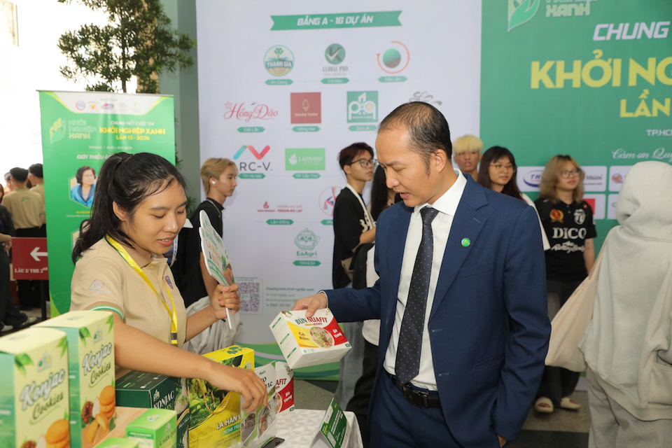 Khách tham quan và đại biểu tìm hiểu các sản phẩm thủ công, đặc sản bản địa mang đậm nét văn hóa vùng miền